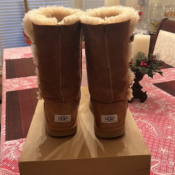GREAT CONDITION UGGS! - Picture 4 of 5